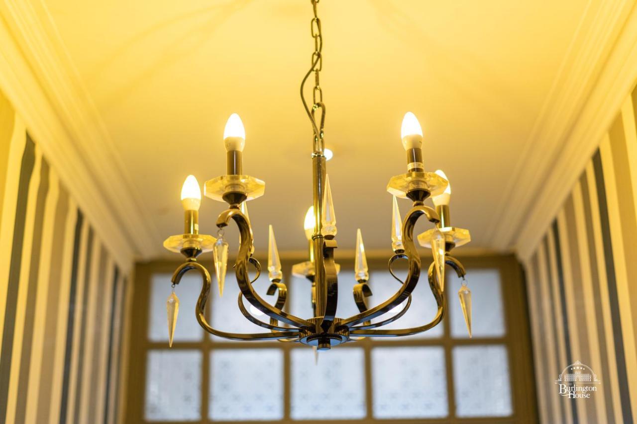 Burlington House Boutique Acomodação com café da manhã Oxford Exterior foto A chandelier