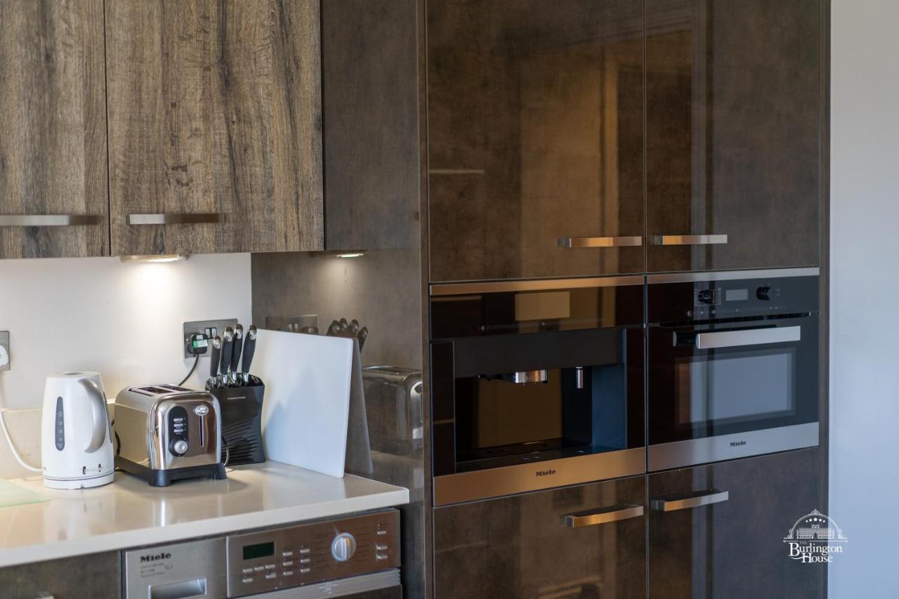 Burlington House Boutique Acomodação com café da manhã Oxford Exterior foto A kitchen with a built-in microwave oven