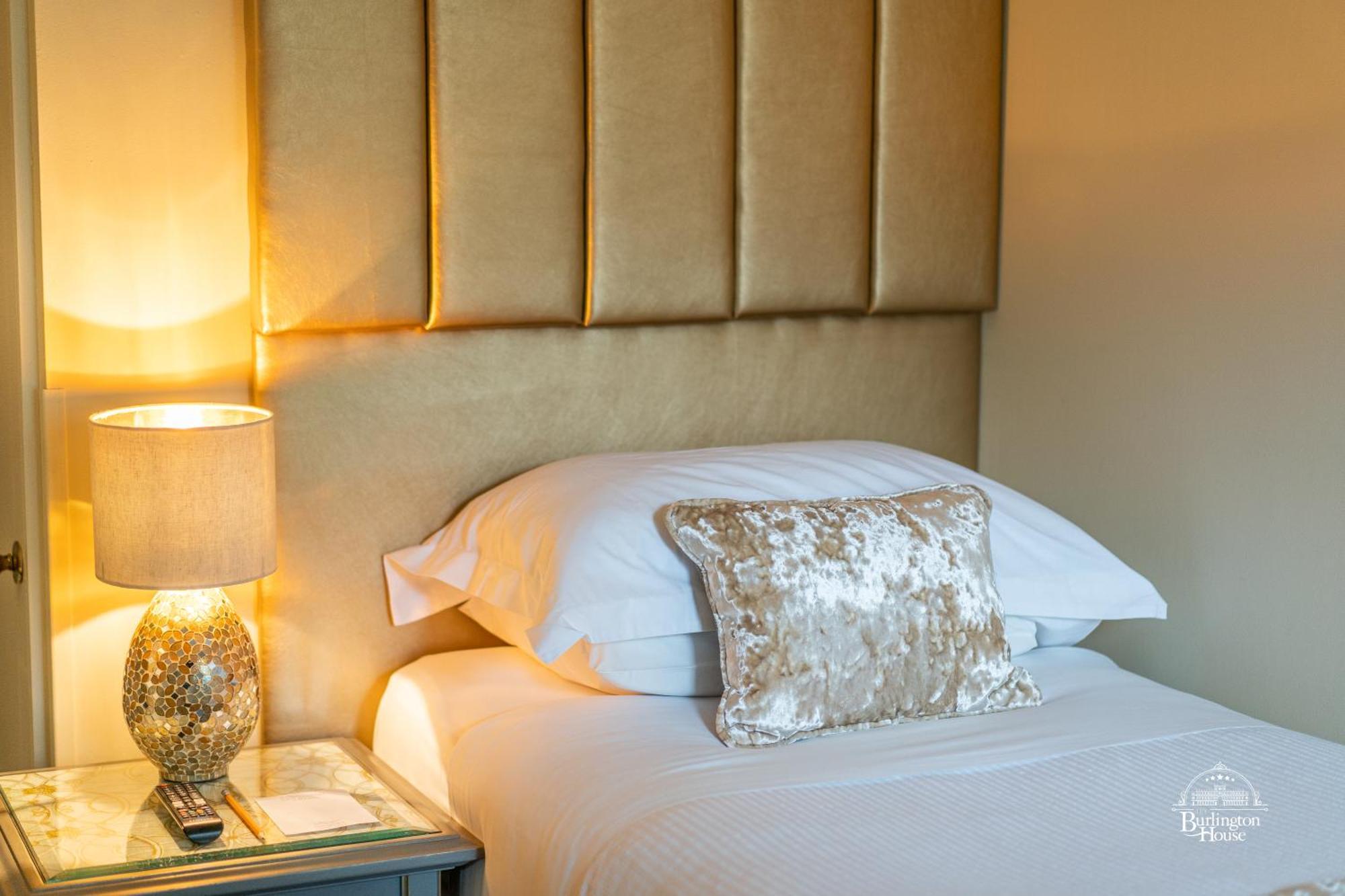 Burlington House Boutique Acomodação com café da manhã Oxford Quarto foto A bed with a headboard