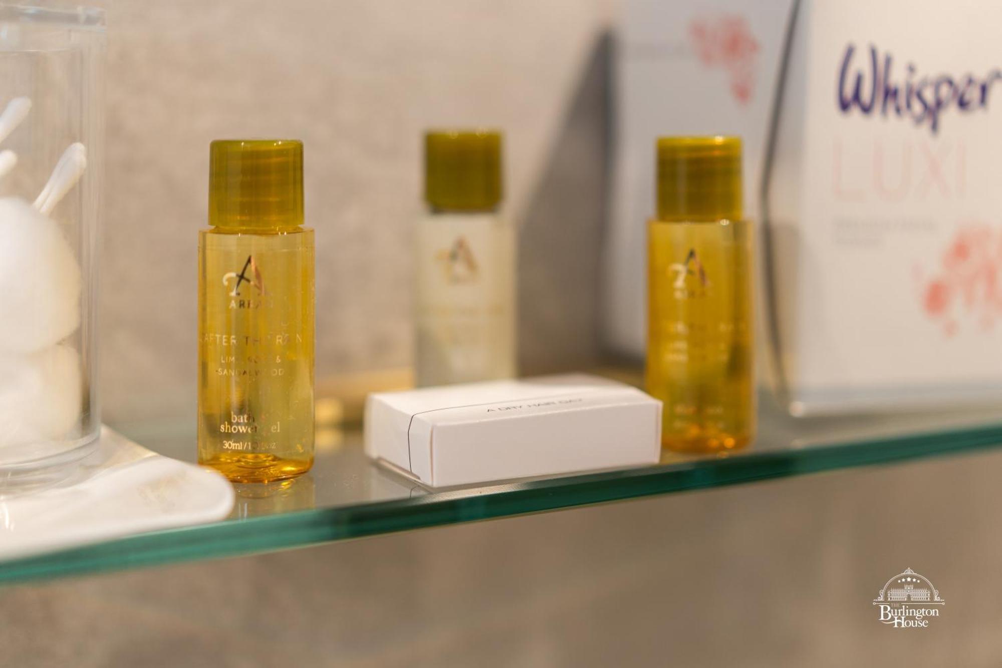 Burlington House Boutique Acomodação com café da manhã Oxford Quarto foto A selection of amenities by the brand