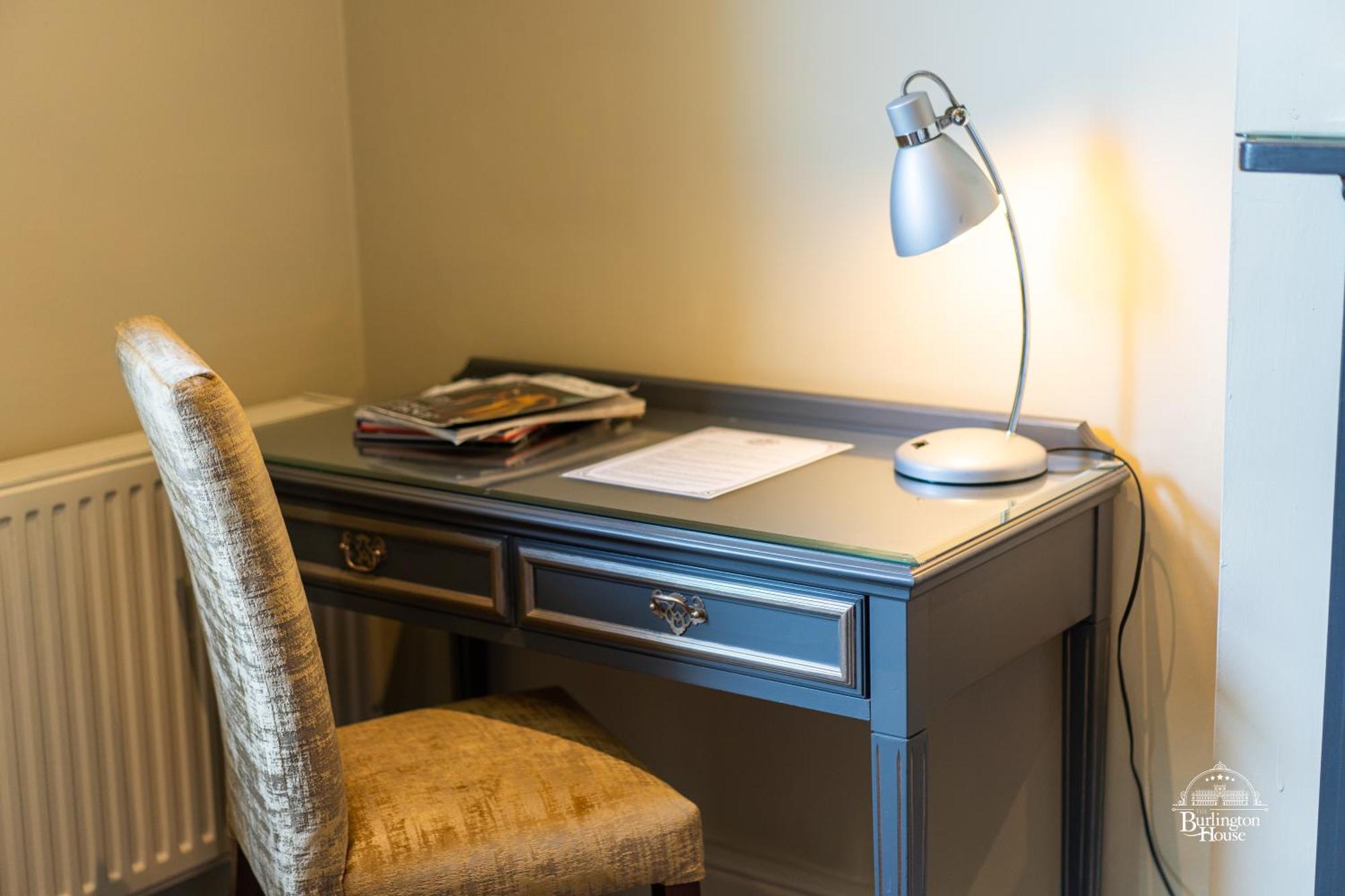 Burlington House Boutique Acomodação com café da manhã Oxford Quarto foto A desk lamp