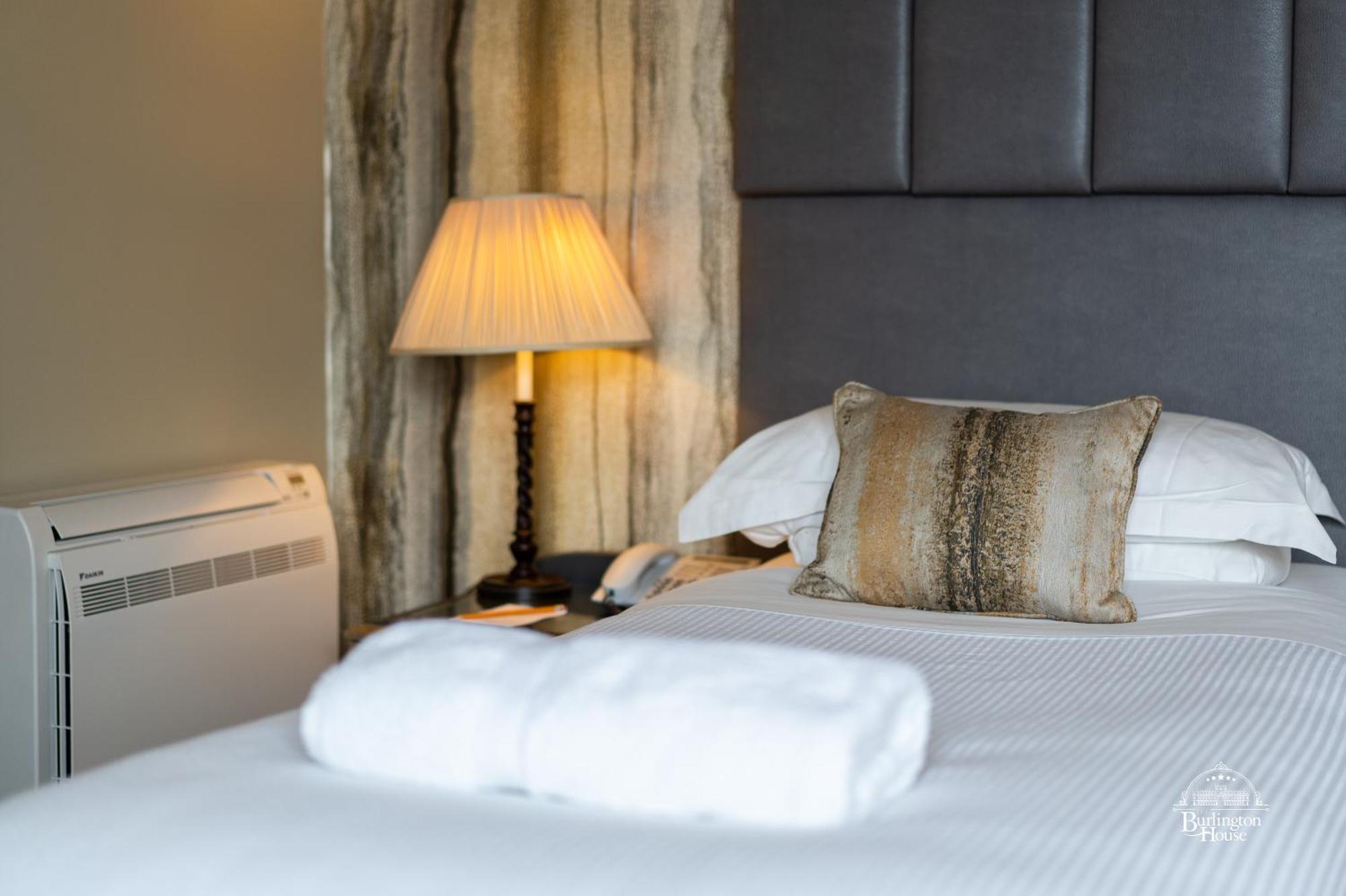 Burlington House Boutique Acomodação com café da manhã Oxford Quarto foto A bed with a lamp and a pillow
