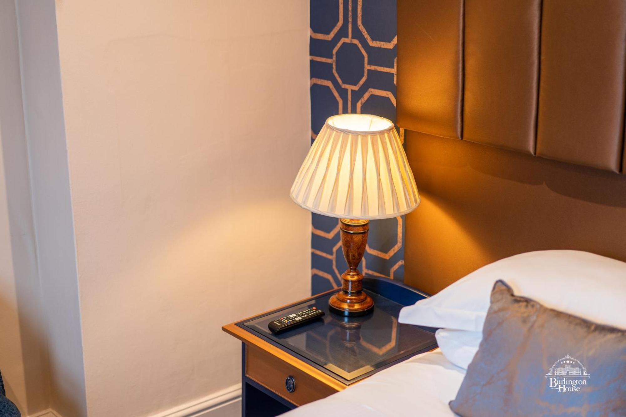 Burlington House Boutique Acomodação com café da manhã Oxford Quarto foto A table lamp